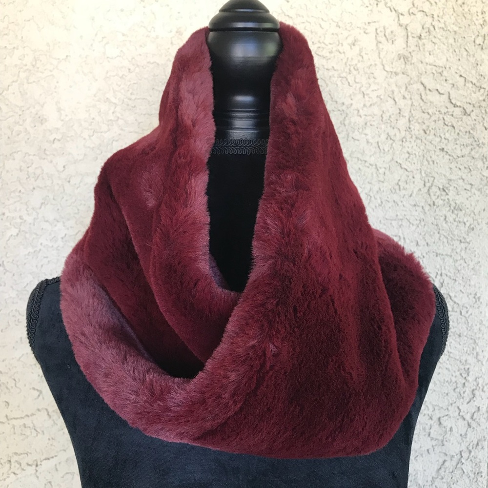 NWOT- Burgundy Faux Fur cowl Infinity scarf. ❤️
